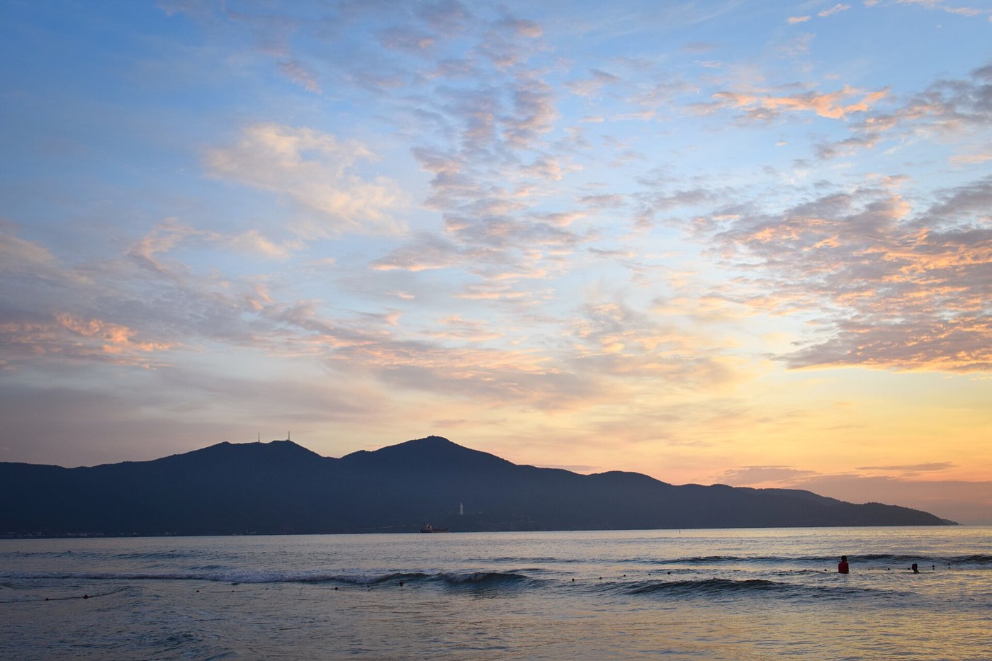 The beach promenade at Da Nang early in the morning